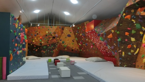 愛媛県のクライミング施設「愛媛クライミングジム iTTE」